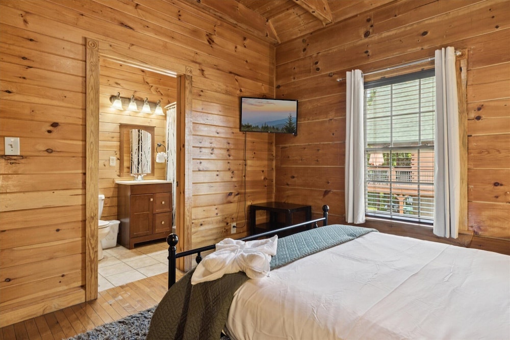River View Dog Friendly Game Room w Hot Tub