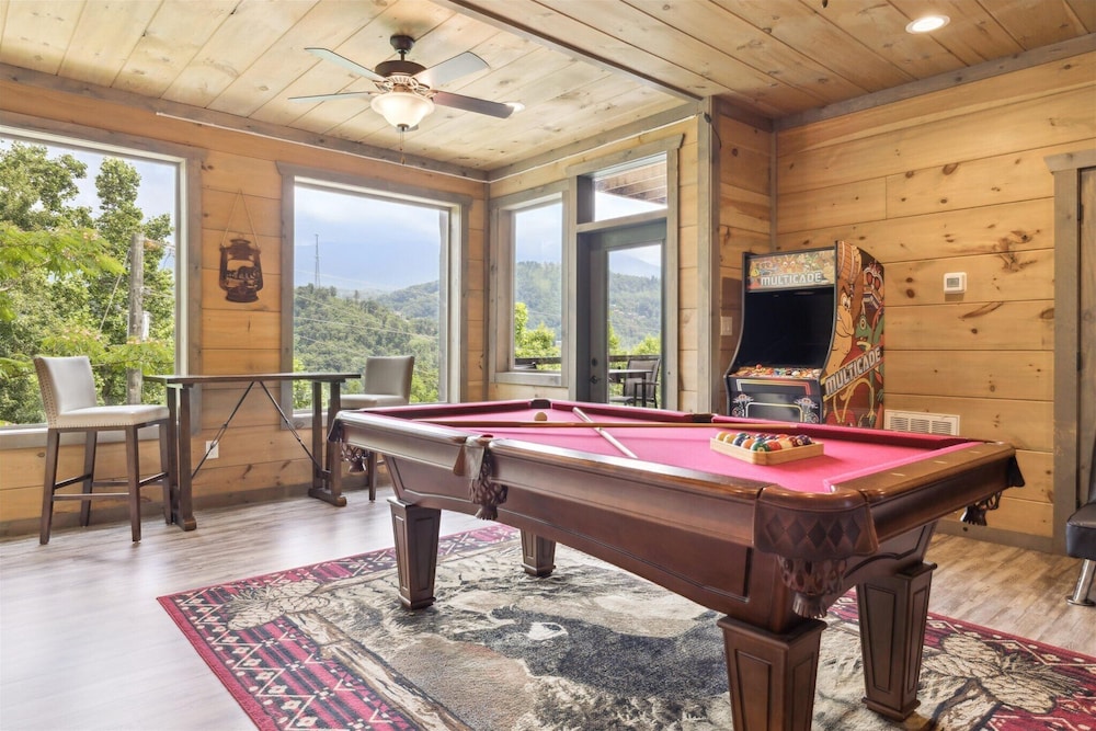 Gorgeous Cabin w Hot Tub Firepit Gameroom