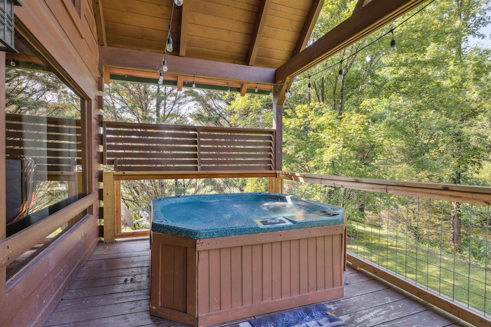 River View Dog Friendly Game Room w Hot Tub