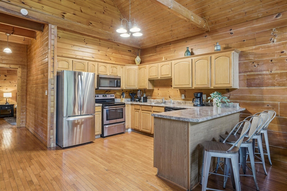 River View Dog Friendly Game Room w Hot Tub