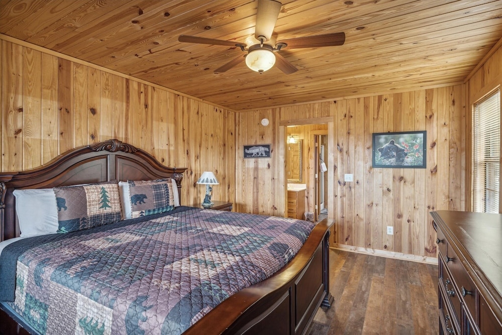 Barefoot Cabin 4 Bedroom Cabin by RedAwning view 4