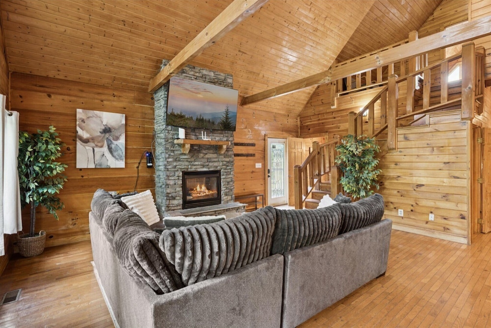 River View Dog Friendly Game Room w Hot Tub