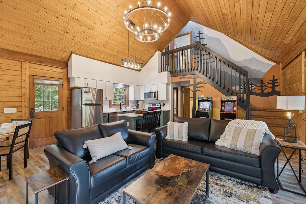 Golf Resort Cabin w Hot Tub Firepit Pool