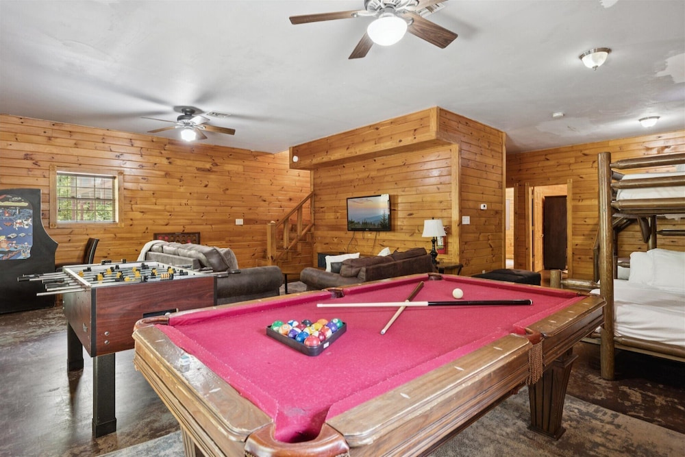 River View Dog Friendly Game Room w Hot Tub