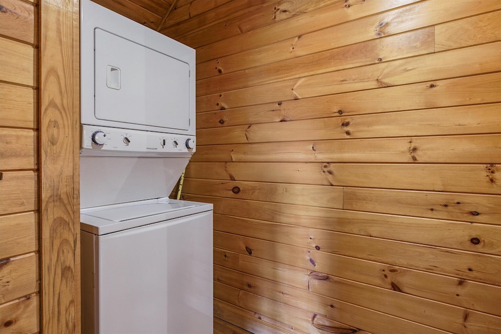 River View Dog Friendly Game Room w Hot Tub