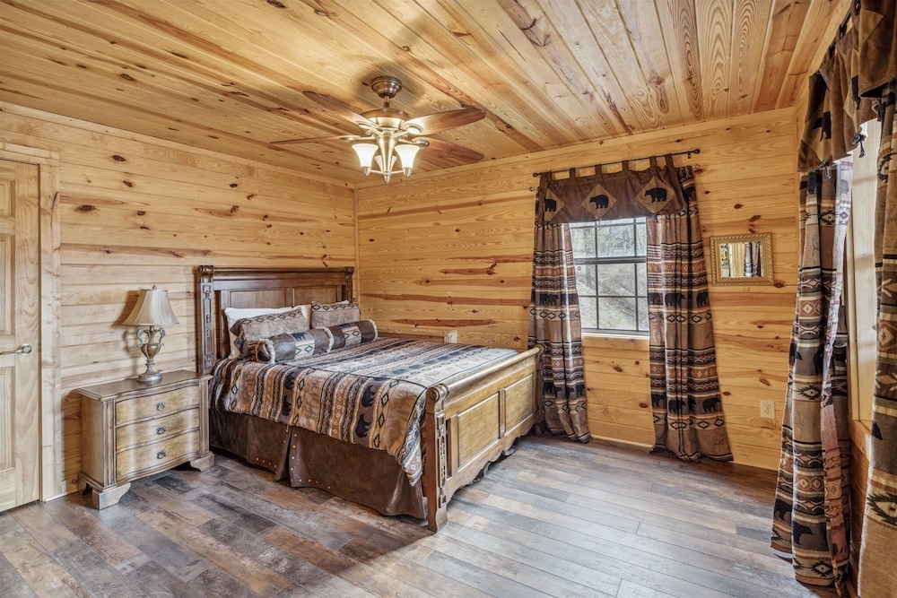 Barefoot Cabin 4 Bedroom Cabin by RedAwning view 5