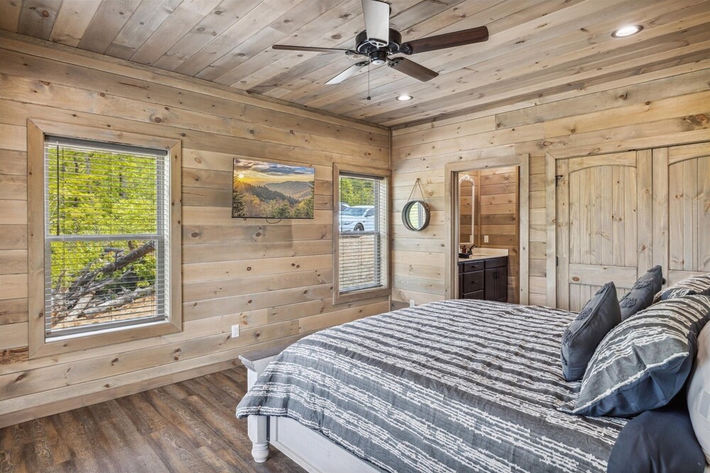 Southern Comfort 5 Bedroom Cabin by RedAwning view 3