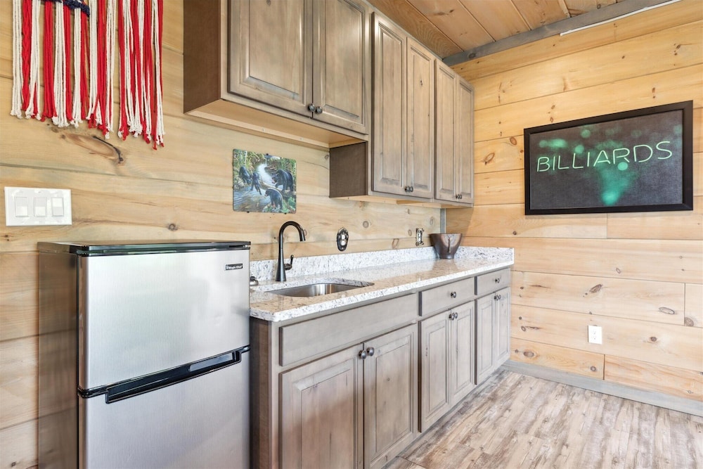 Gorgeous Cabin w Hot Tub Firepit Gameroom