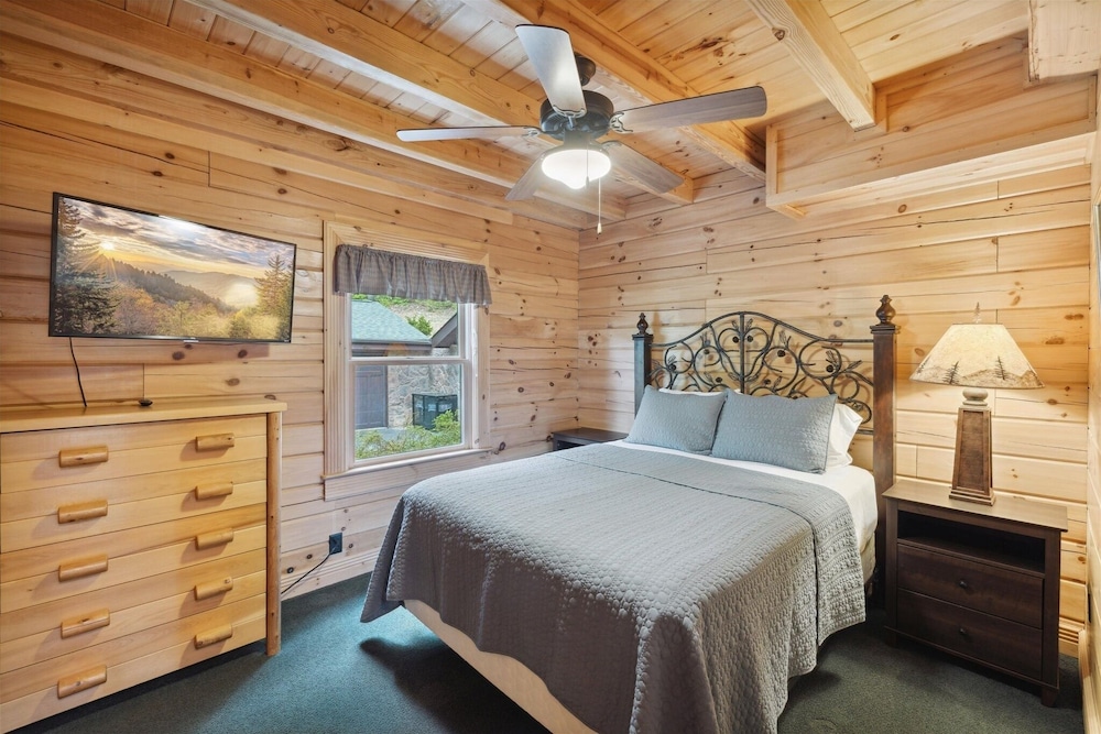 Wolf Den 4 Bedroom Cabin by RedAwning view 2