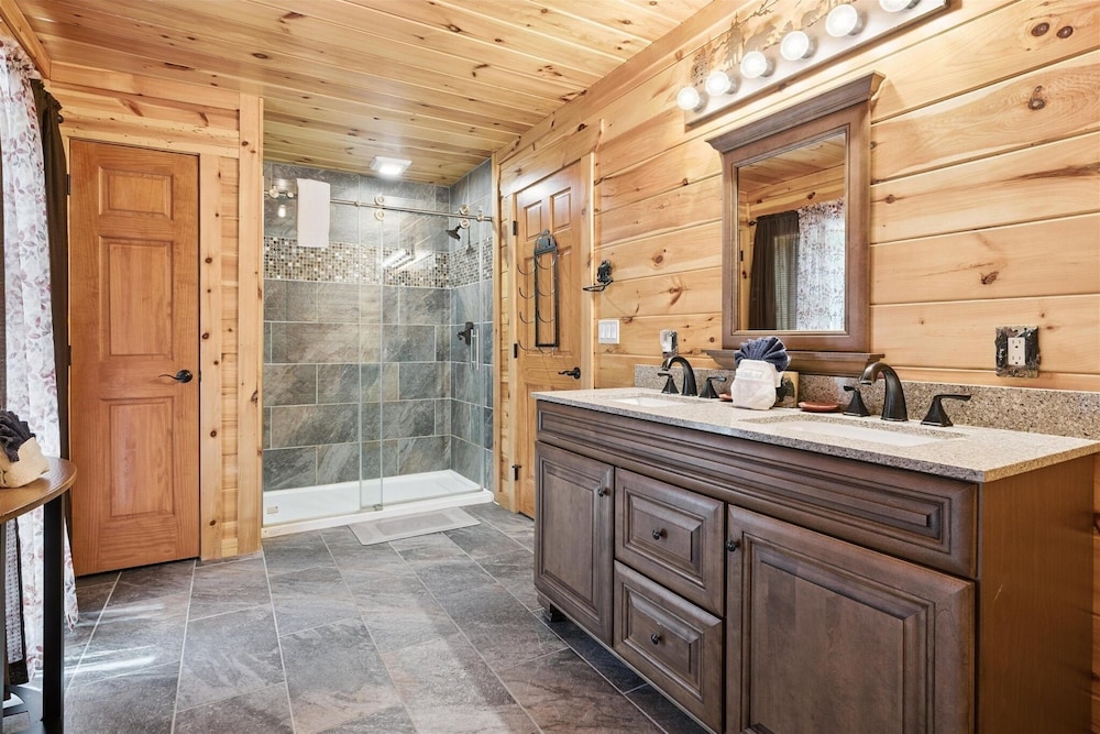 Climbing To New Heights 2 Bedroom Cabin