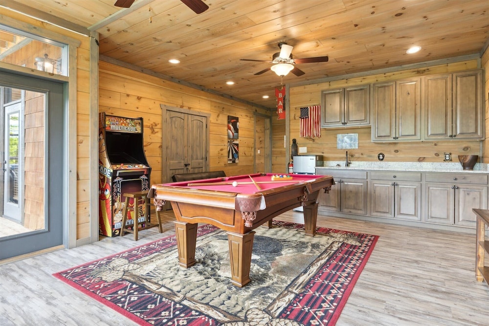 Gorgeous Cabin w Hot Tub Firepit Gameroom