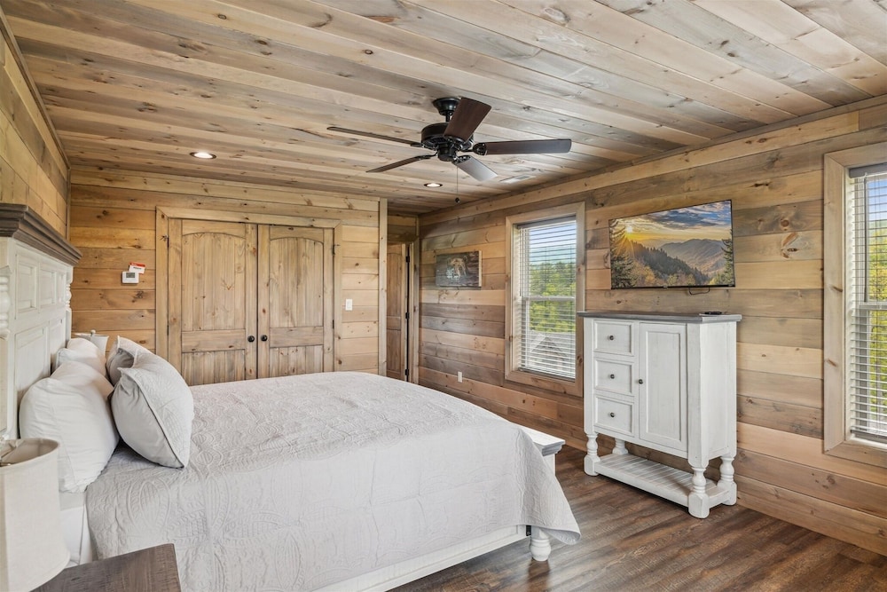 Southern Comfort 5 Bedroom Cabin by RedAwning view 4