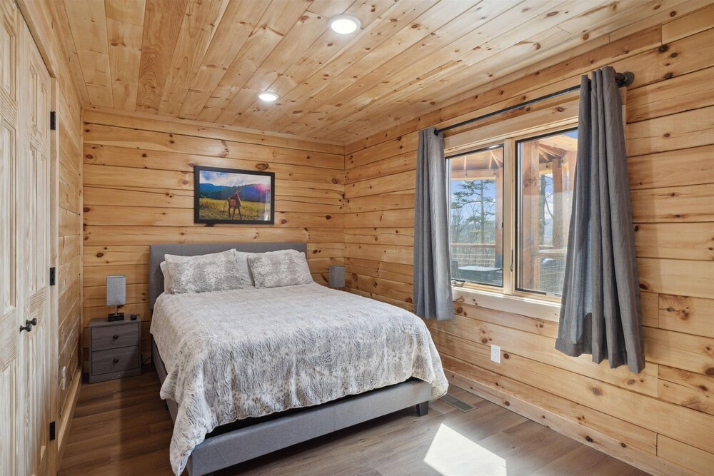 Above The Summit 5 Bedroom Cabin by RedAwning view 3