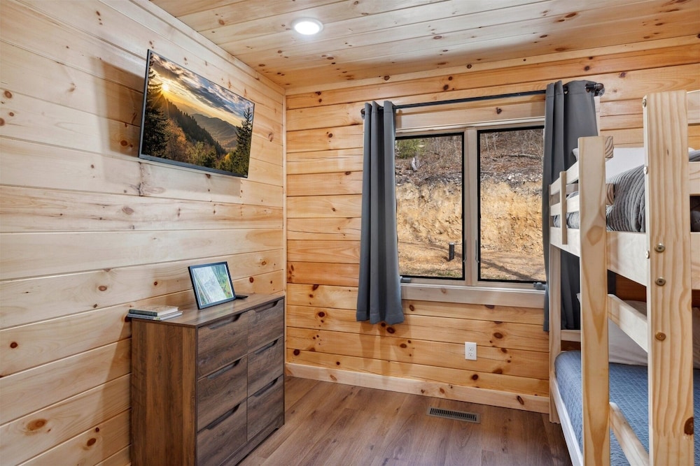 Above The Summit 5 Bedroom Cabin by RedAwning view 4