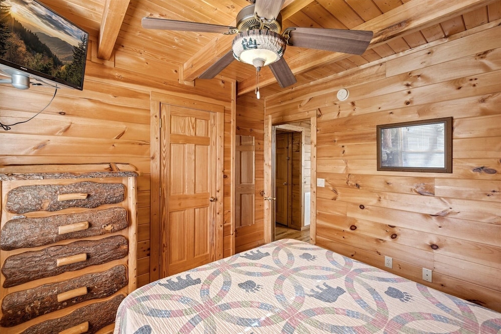 Big Bear Lodge 4 Bedroom Cabin by RedAwning view 4