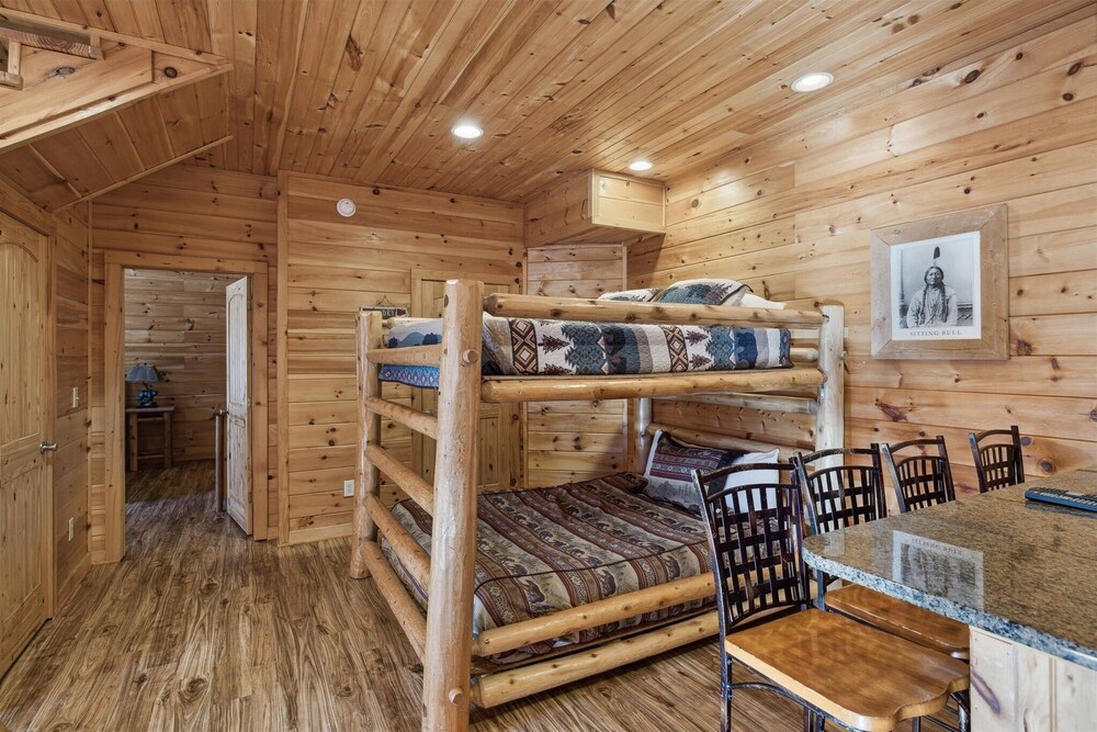 Peace Of Mind 3 Bedroom Cabin by RedAwning view 5