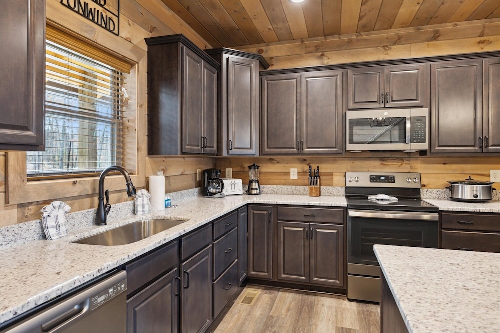 Mountain Holly Lodge 5 Bedroom Cabin by RedAwning view 5