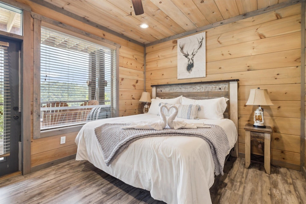 Gorgeous Cabin w Hot Tub Firepit Gameroom