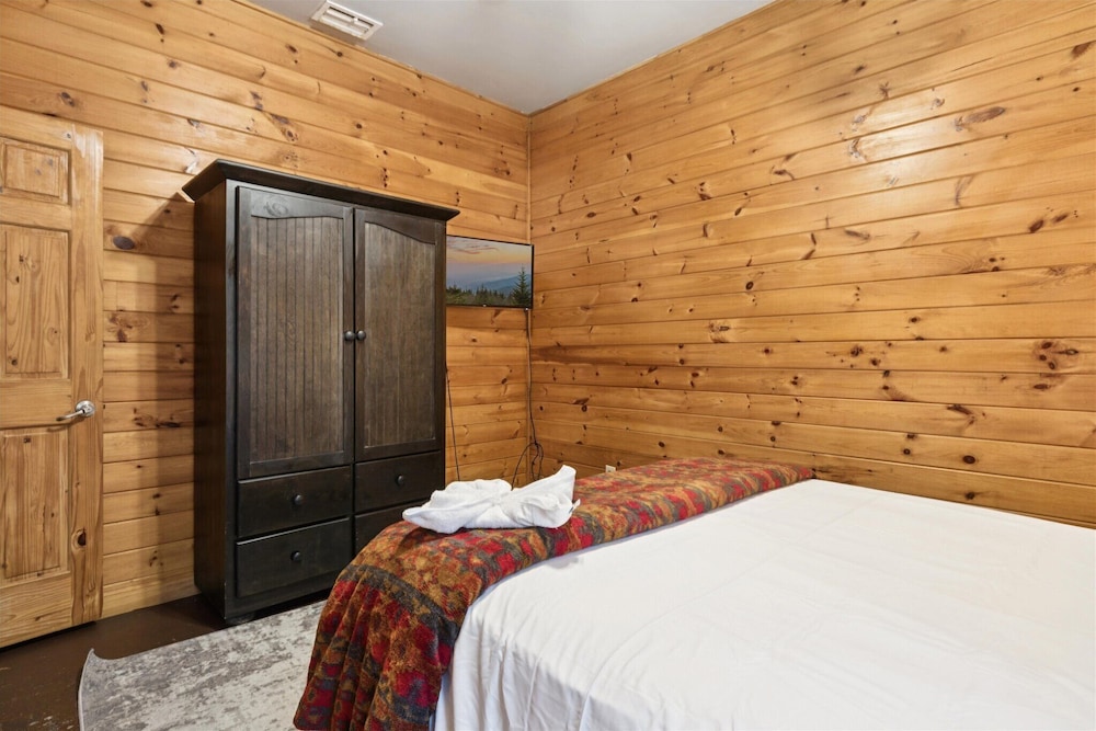 River View Dog Friendly Game Room w Hot Tub