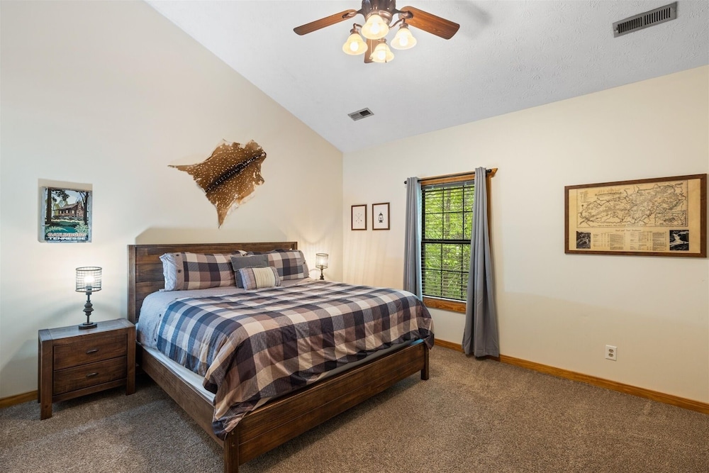 Whitetail Cabin 2 Bedroom Cabin by RedAwning view 5