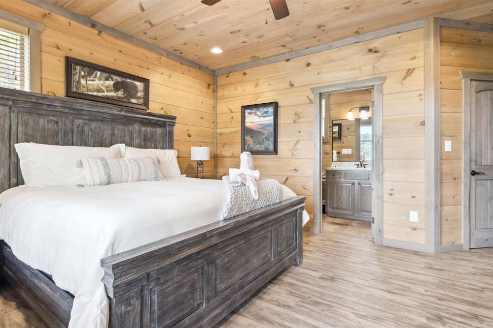 Gorgeous Cabin w Hot Tub Firepit Gameroom