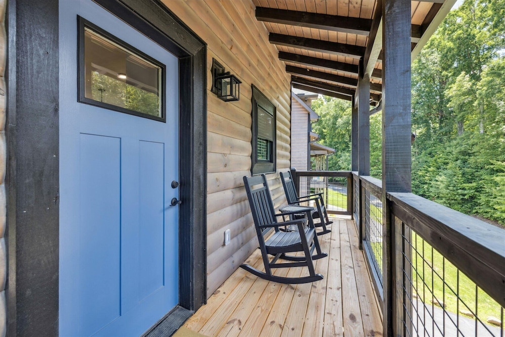 New Cabin w Indoor Swim Spa Hot Tub Gameroom