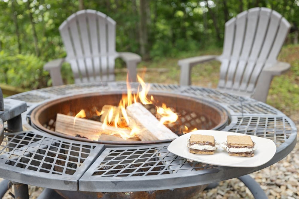 Gorgeous Cabin w Hot Tub Firepit Gameroom