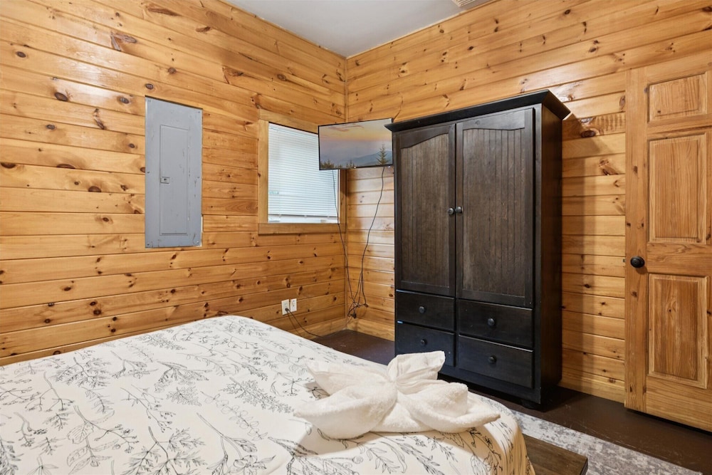 River View Dog Friendly Game Room w Hot Tub