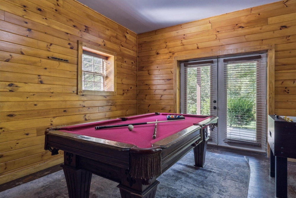 River View Dog Friendly Game Room w Hot Tub