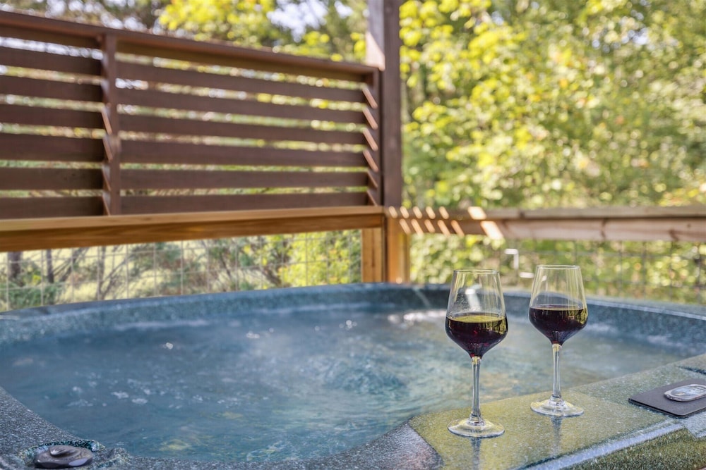 River View Dog Friendly Game Room w Hot Tub