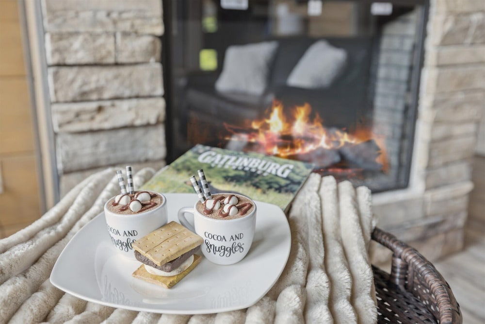 Gorgeous Cabin w Hot Tub Firepit Gameroom