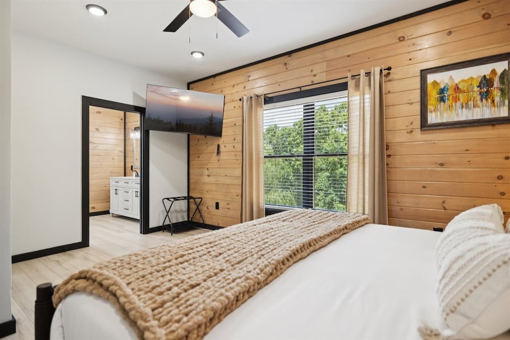 New Cabin w Indoor Swim Spa Hot Tub Gameroom