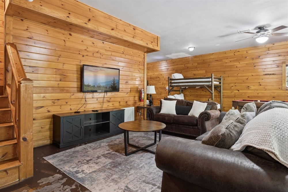 River View Dog Friendly Game Room w Hot Tub