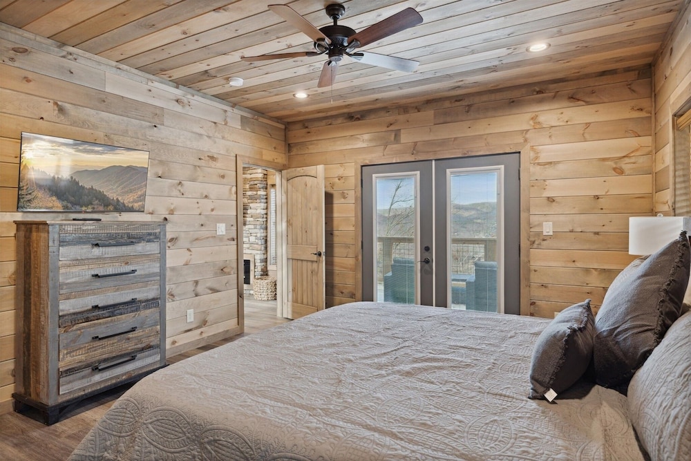 Mountain Holly Lodge 5 Bedroom Cabin by RedAwning view 3
