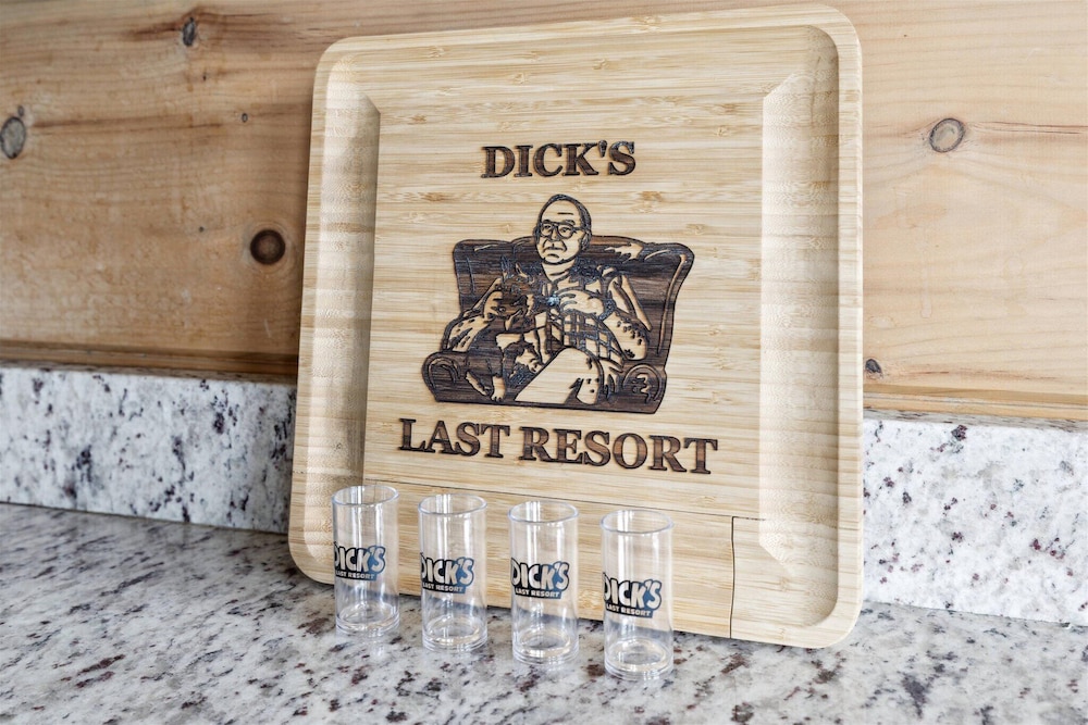 Gorgeous Cabin w Hot Tub Firepit Gameroom