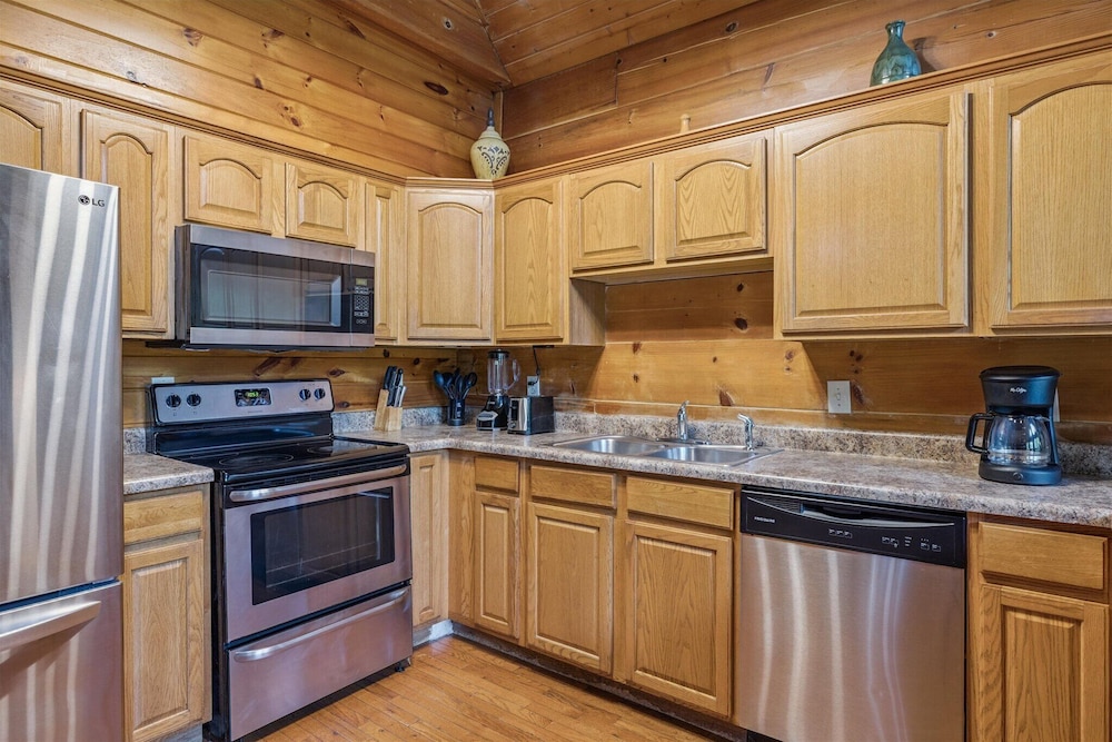 River View Dog Friendly Game Room w Hot Tub