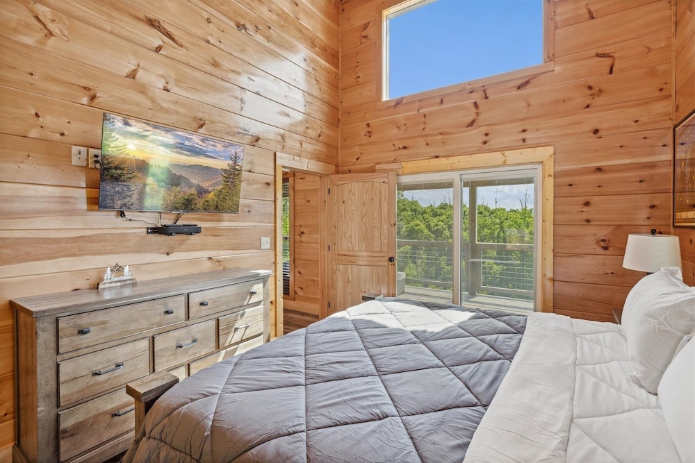 Grizzlies Den 4 Bedroom Cabin by RedAwning view 4