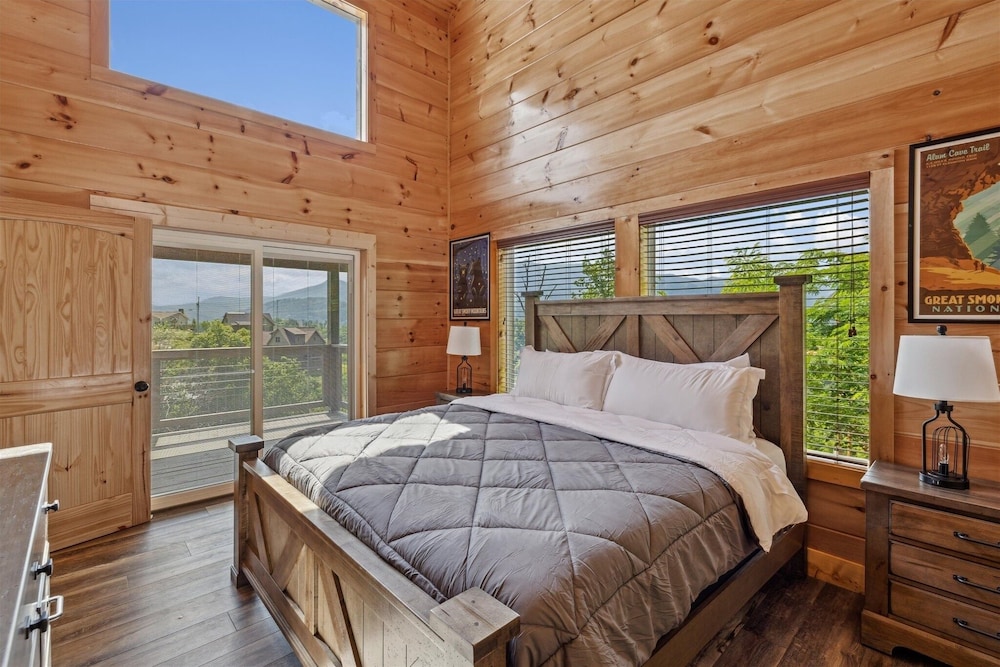 Grizzlies Den 4 Bedroom Cabin by RedAwning view 5