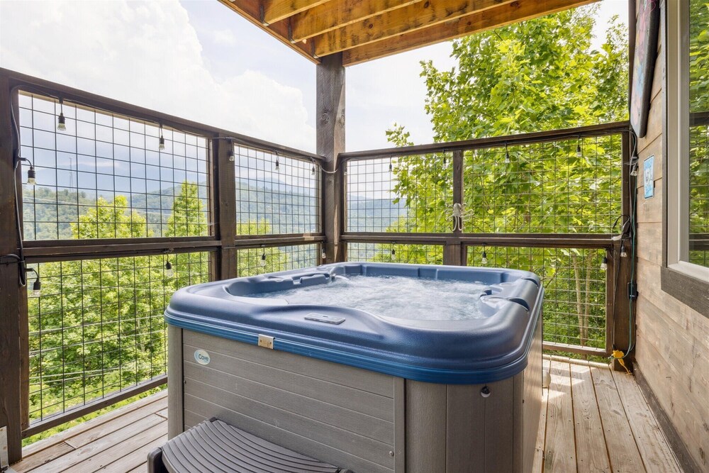 Gorgeous Cabin w Hot Tub Firepit Gameroom