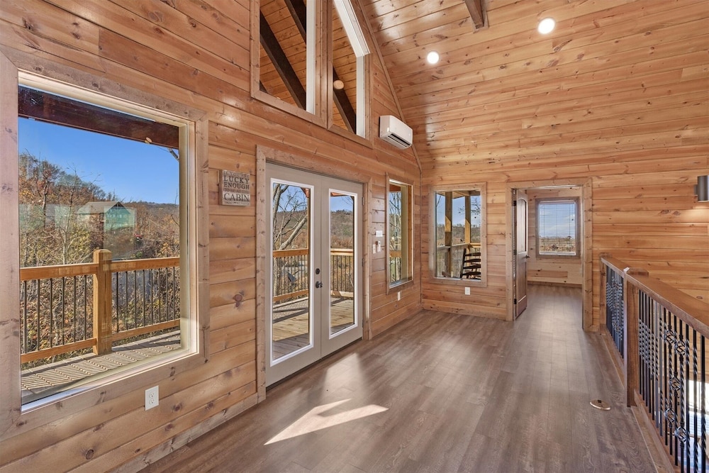 Smokey Treats 5 Bedroom Cabin by RedAwning view 3