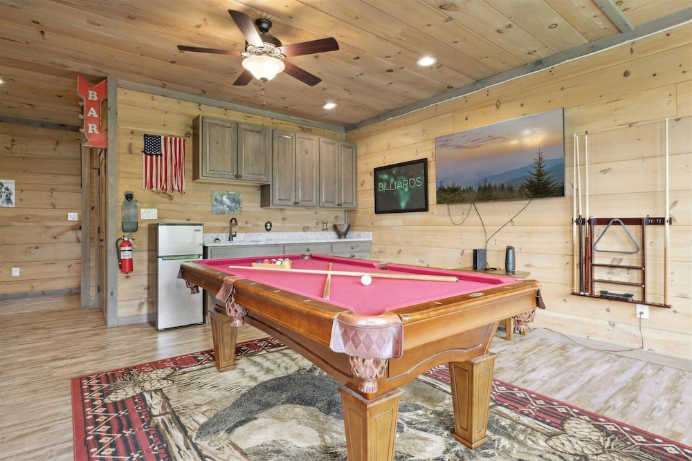 Gorgeous Cabin w Hot Tub Firepit Gameroom