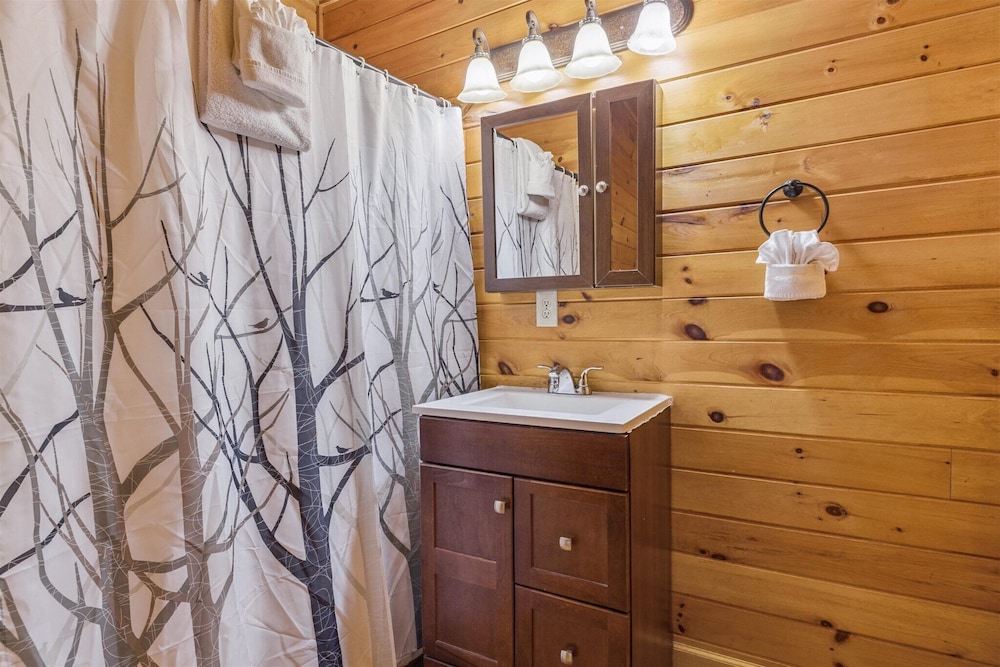 River View Dog Friendly Game Room w Hot Tub