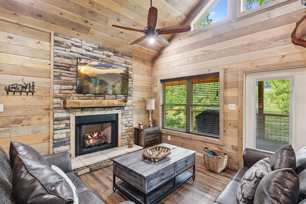 Antler Ridge 3 Bedroom Cabin by RedAwning view 2