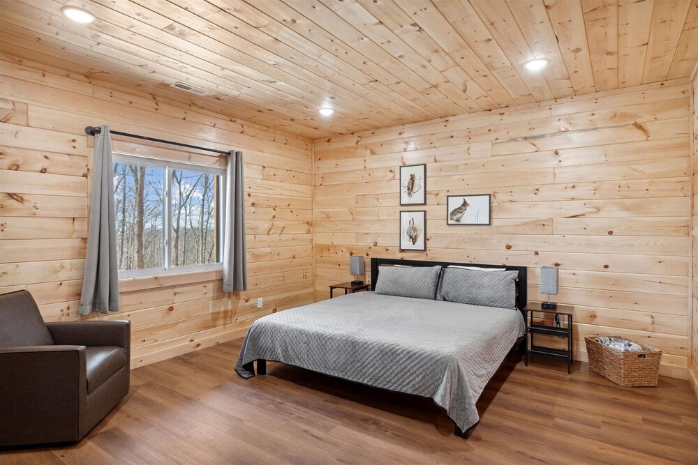 Above The Summit 5 Bedroom Cabin by RedAwning view 5