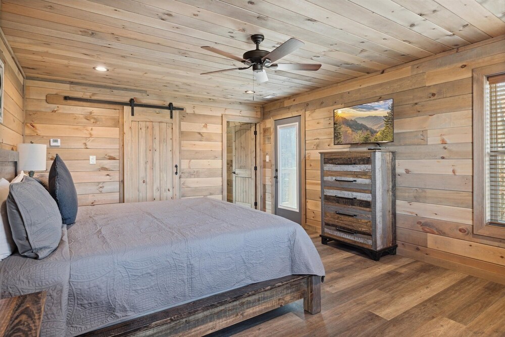 Mountain Holly Lodge 5 Bedroom Cabin by RedAwning view 4