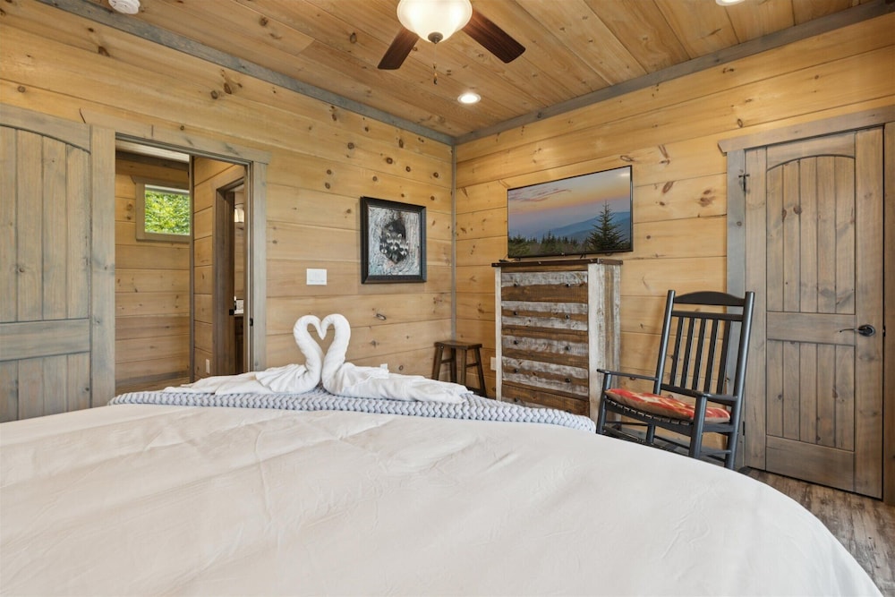 Gorgeous Cabin w Hot Tub Firepit Gameroom