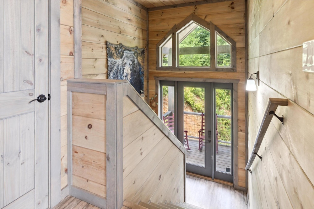 Gorgeous Cabin w Hot Tub Firepit Gameroom