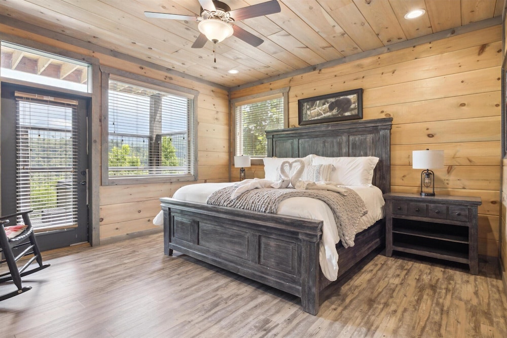Gorgeous Cabin w Hot Tub Firepit Gameroom