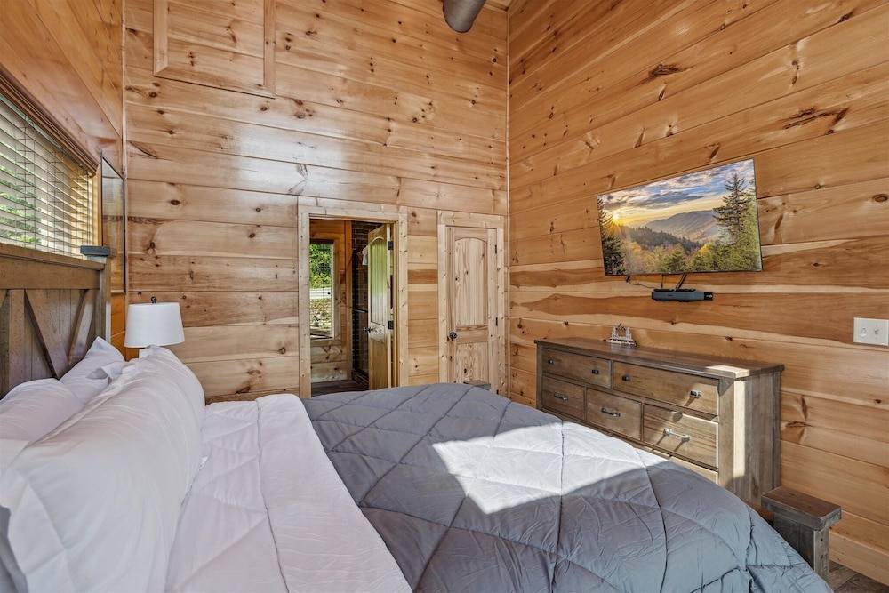 Grizzlies Den 4 Bedroom Cabin by RedAwning view 3