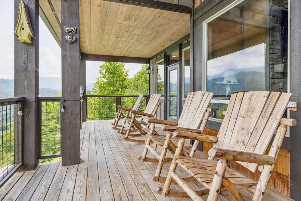 Gorgeous Cabin w Hot Tub Firepit Gameroom